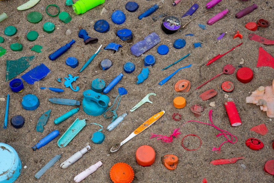 Plastkonst på en strand. Foto: Pixabay.