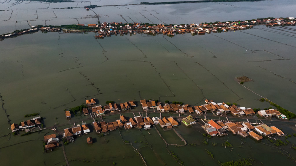 Flygbild översvämmad by i Indonesien. Foto. 