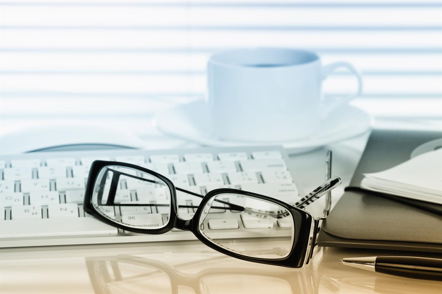 1284 Briller kontor shutterstock 215379478