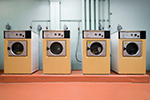 Fyra tvättmaskiner på rad