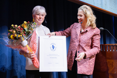 Advokat Ghita Hadding-Wiberg tog emot Advokatsamfundets pris för framstående insatser inom advokatyrket från Mia Edwall Insulander vid Advokatdagarna 2024. Foto: Carl Johan Erikson