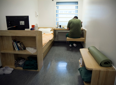 Cell i ett av Kriminalvårdens häkten med en häktad person.