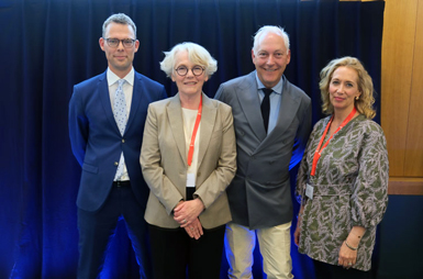 Advokatsamfundets nyvalde vice ordförande Emil Andersson, avgående ordföranden Eva-Maj Mühlenbock, nye ordföranden Johan Eriksson och generalsekreterare Mia Edwall Insulander vid Advokatsamfundets fullmäktigemöte i Stockholm.