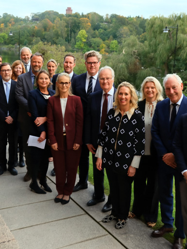 Advokatsamfundets nyvalde vice ordförande Emil Andersson, avgående ordföranden Eva-Maj Mühlenbock, nye ordföranden Johan Eriksson och generalsekreterare Mia Edwall Insulander vid Advokatsamfundets fullmäktigemöte i Stockholm.