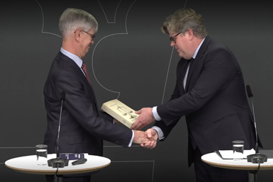 Utredaren Anders Hagsgård överlämnar utredningsbetänkandet Rättvisans pris till justitieminister Gunnar Strömmer