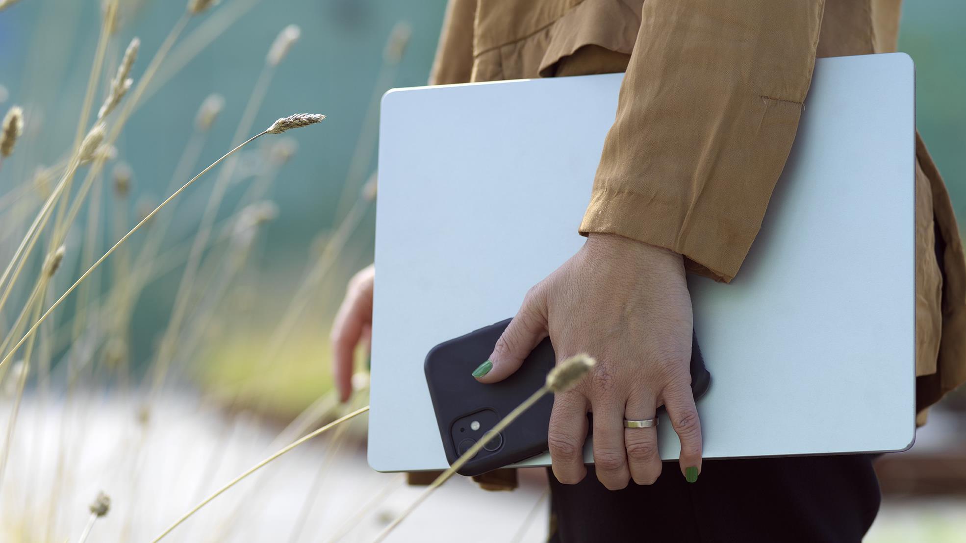 4558 NBBlaptop and mobile phone outdoor %281%29