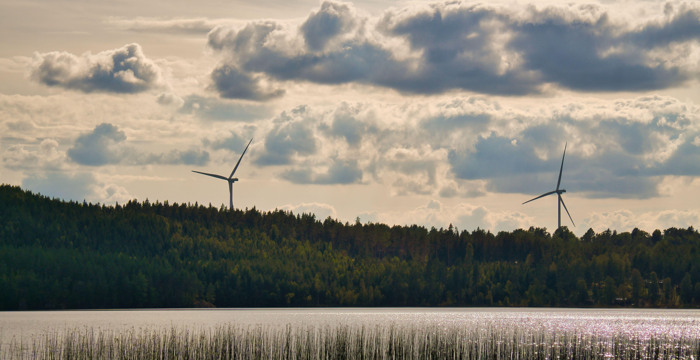 552 2YAGH71 vindkraftverk skog och sj%C3%B6 original