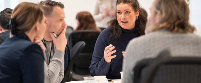 556 Kurser utbildning personer runt bord ny