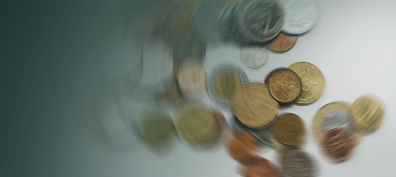 einige Münzen verschwinden in der Unschärfe
