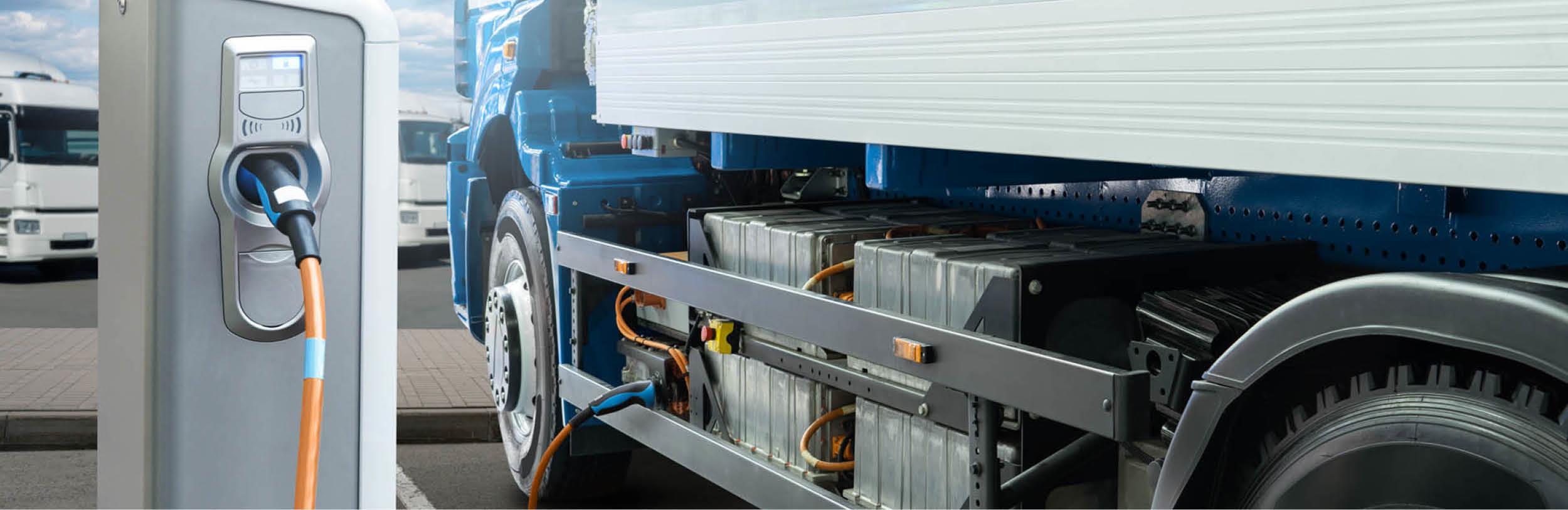 4722 600x195 E Lastwagen tankt iStock