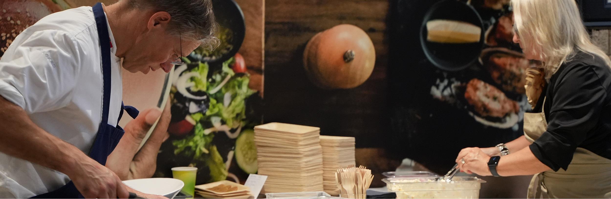 4737 600x195 matlagning%E2%80%91grupp%E2%80%91i%E2%80%91k%C3%B6k event cooking experience bild BSH.JPG