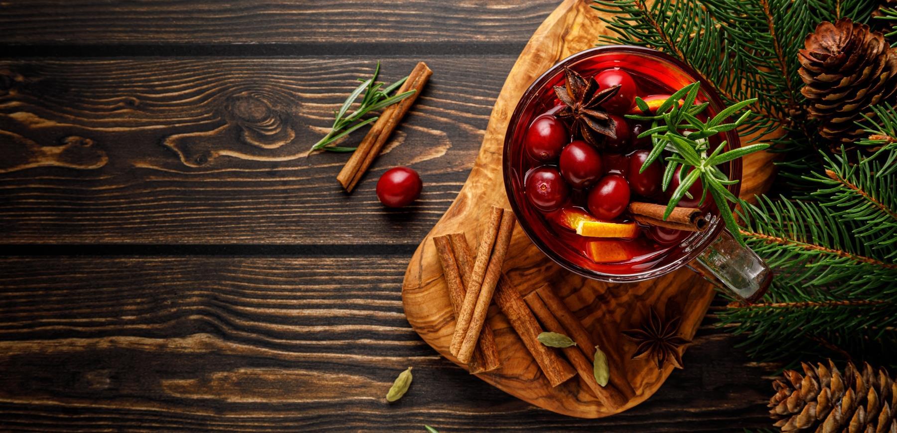 2590 63045456 christmas mulled wine with cranberry orange cinnamon (1)
