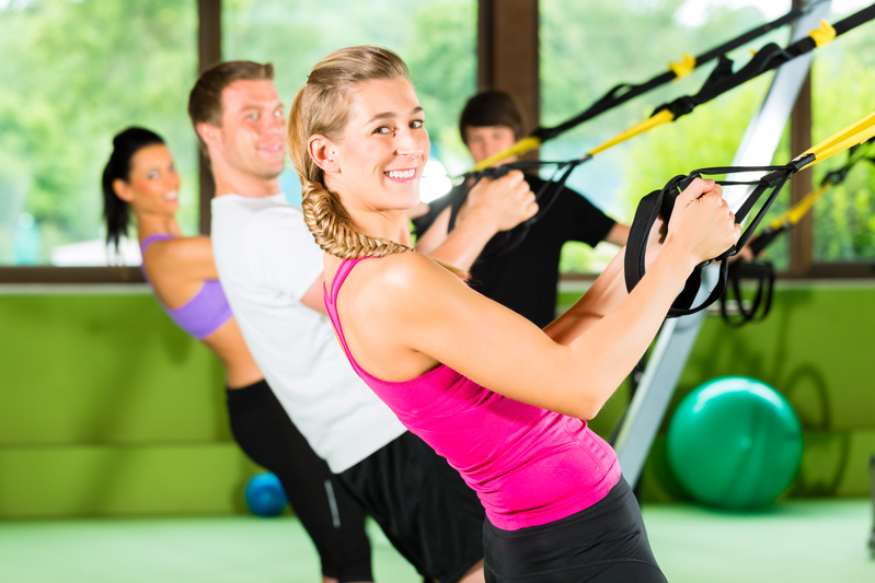 3849 mp7137380 fitness leute beim suspension training