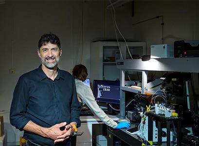 Photo of a man in a laboratory.