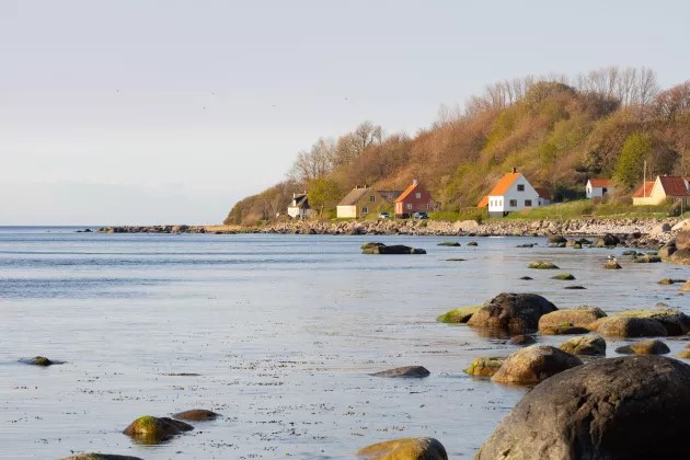 Stenig strand. Foto.