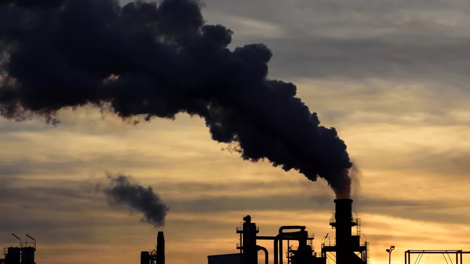 En fabrik med rök ur skorstenen. Foto: Istock.
