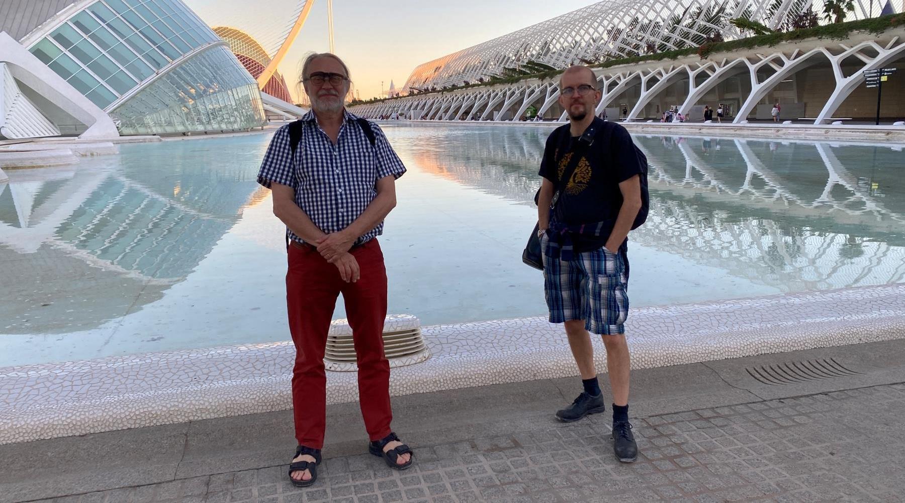 Två personer framför byggnad i modern arkitektur i Valencia.