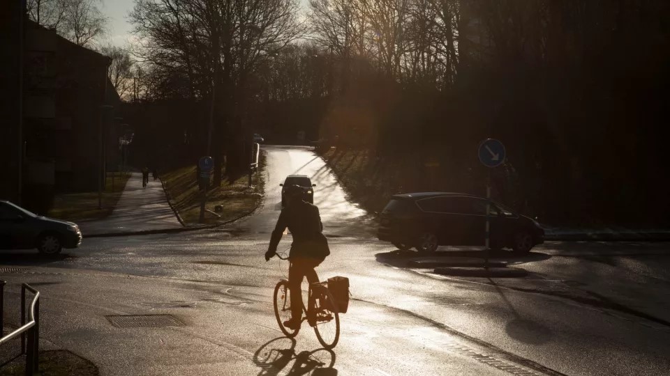 Foto på person som cyklar i stan. Foto: Mostphotos.