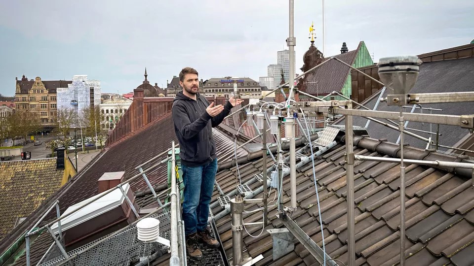 Foto av forskaren Erik Ahlberg som står uppe på taket på Malmö rådhus. Foto: Jessika Sellergren.