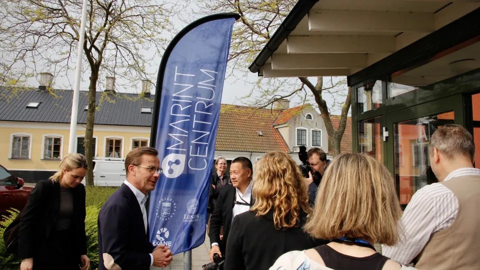 Bild på statsminister Ulf Kristersson på väg in till Marint centrum. Foto: Johan Joelsson