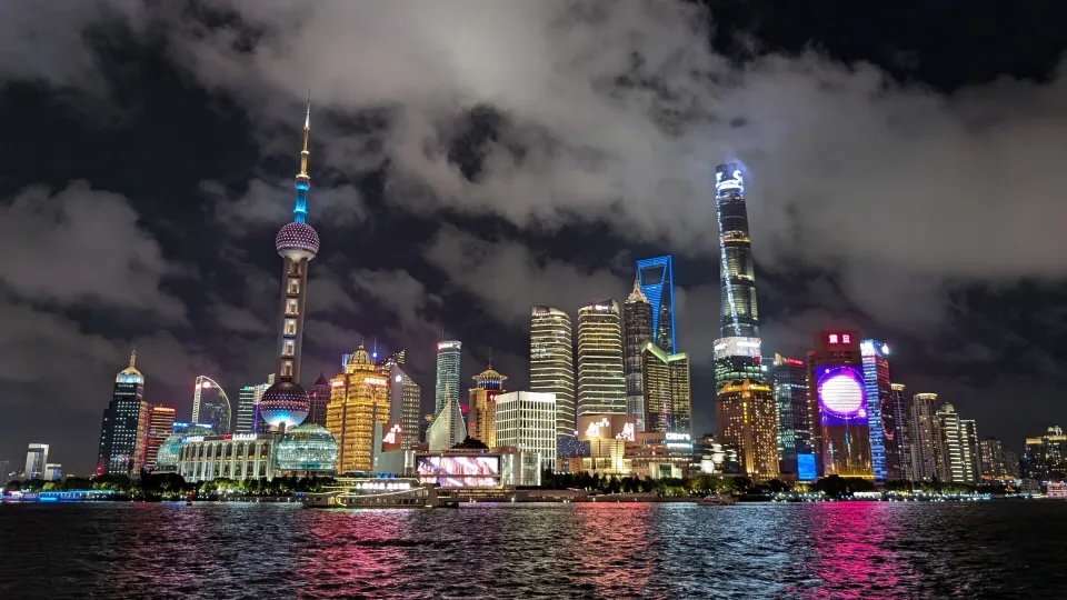 Stadsbild på håll av ett upplyst Shanghai om natten. Foto: Murray Scown.