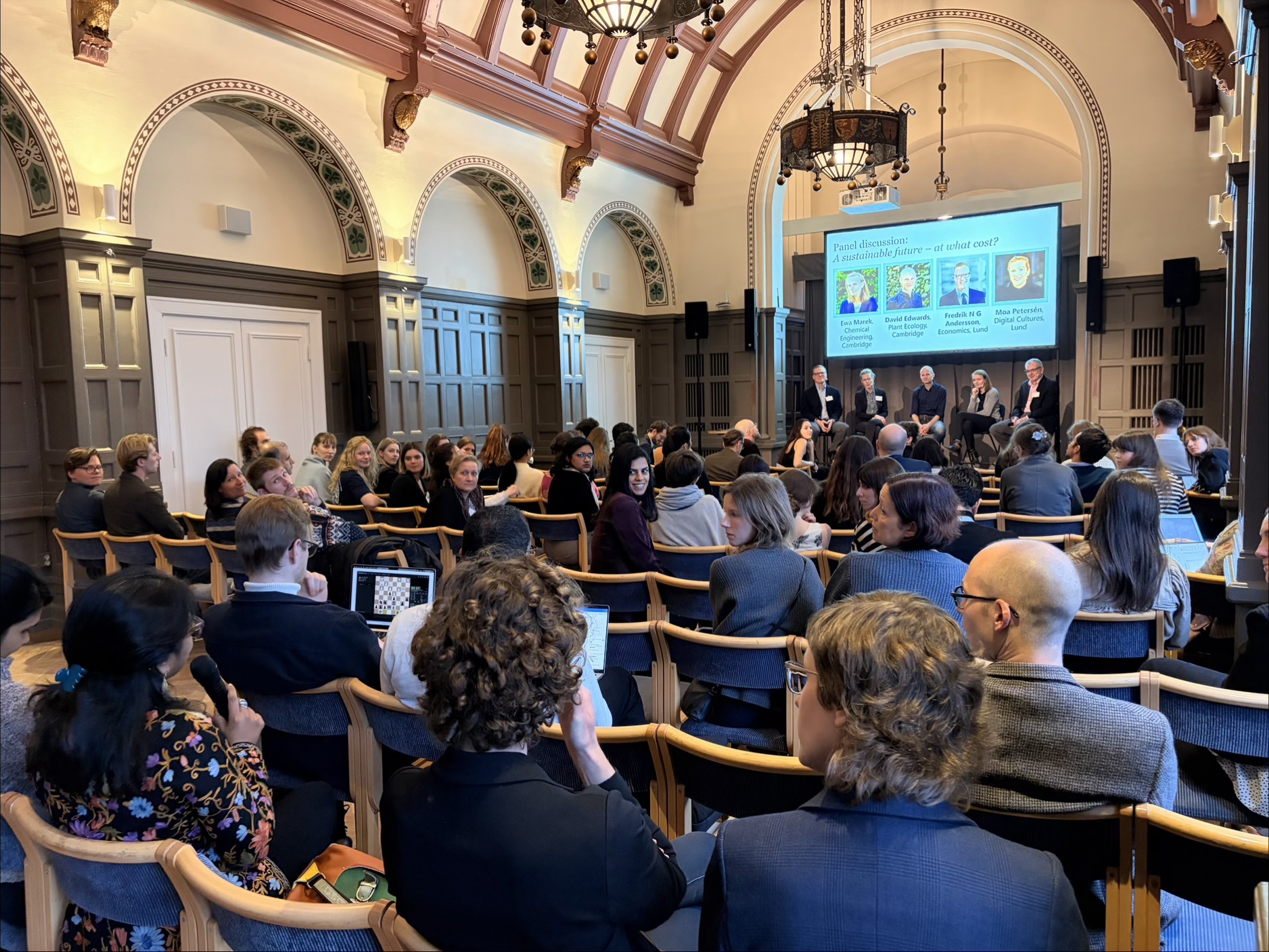 En panel talar inför en publik på forskningskonferens i AF-Borgen i Lund. Foto.