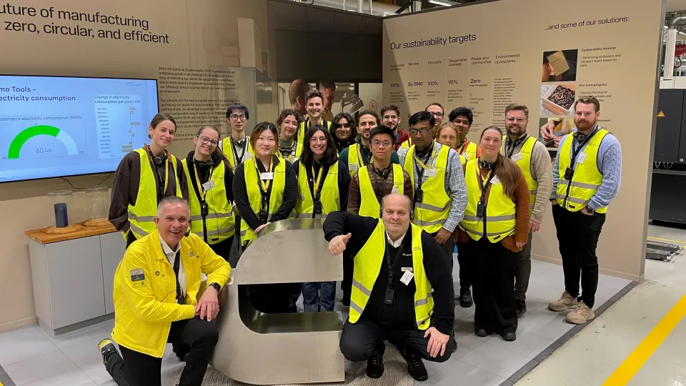 Photo of a group of people wearing yellow reflective clothing.
