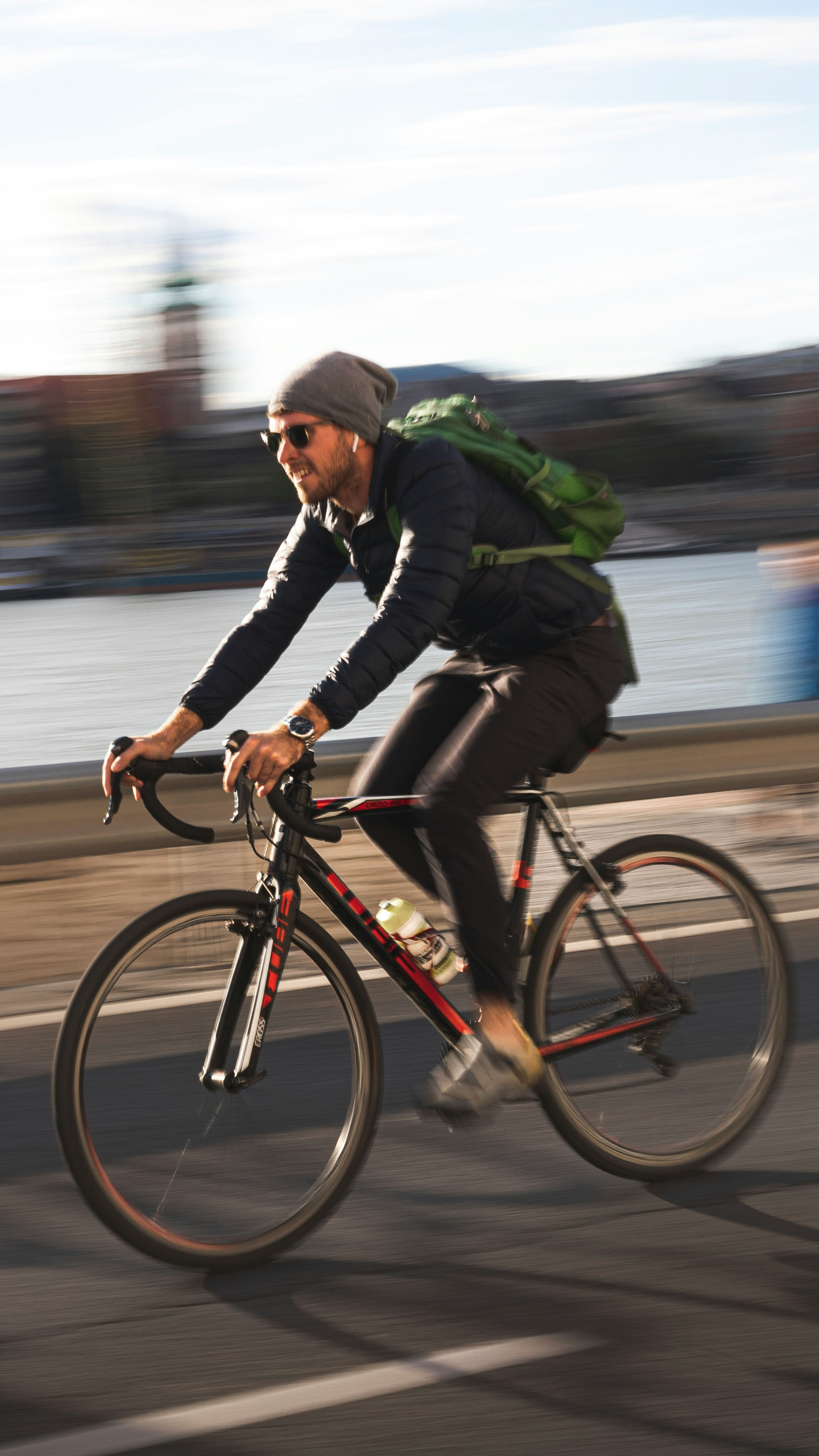 Man som cyklar. Foto: Tomi Vadaz, Unsplash.