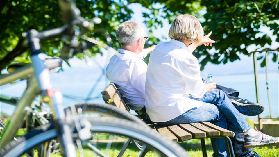 824 mp16282269 senior woman and man at rest on bike trip