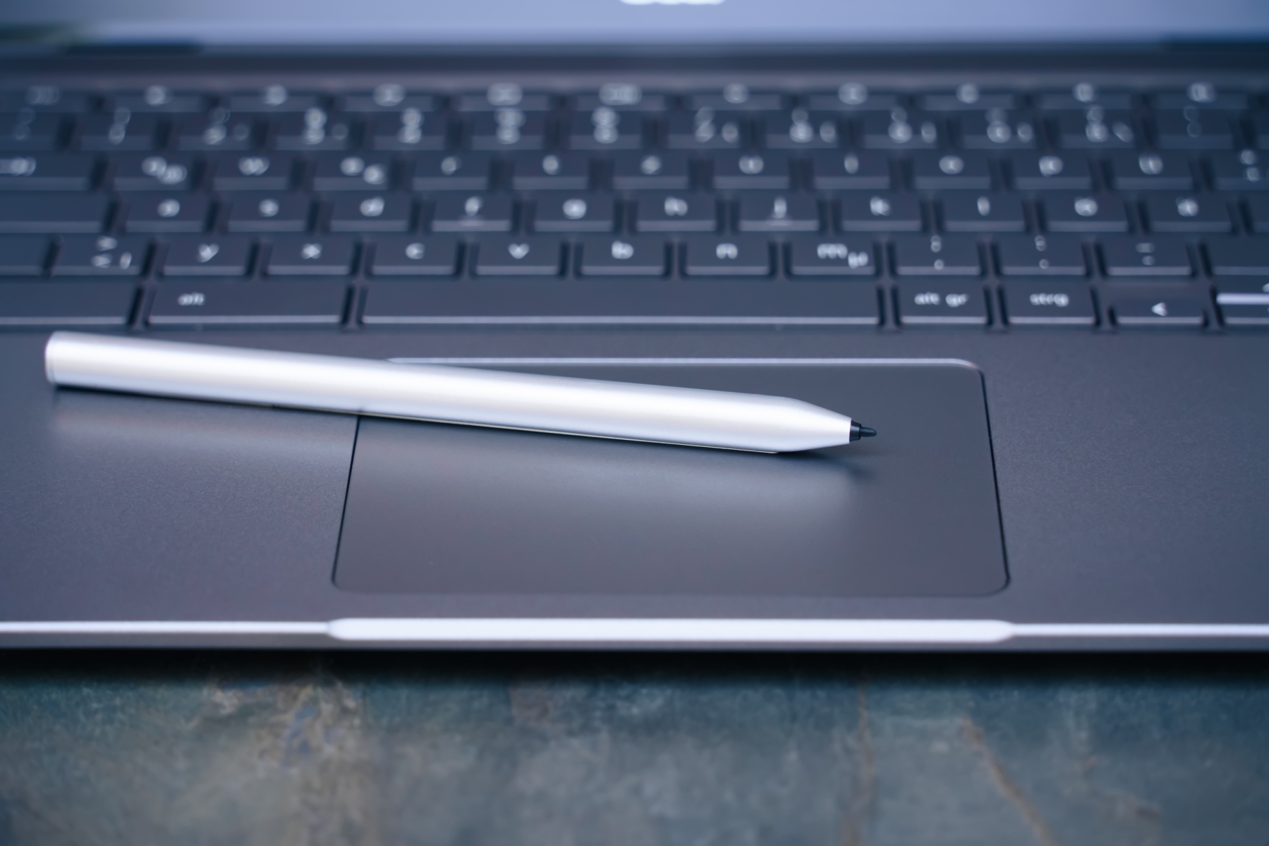 1609 56336314 electronic pen on a notebook