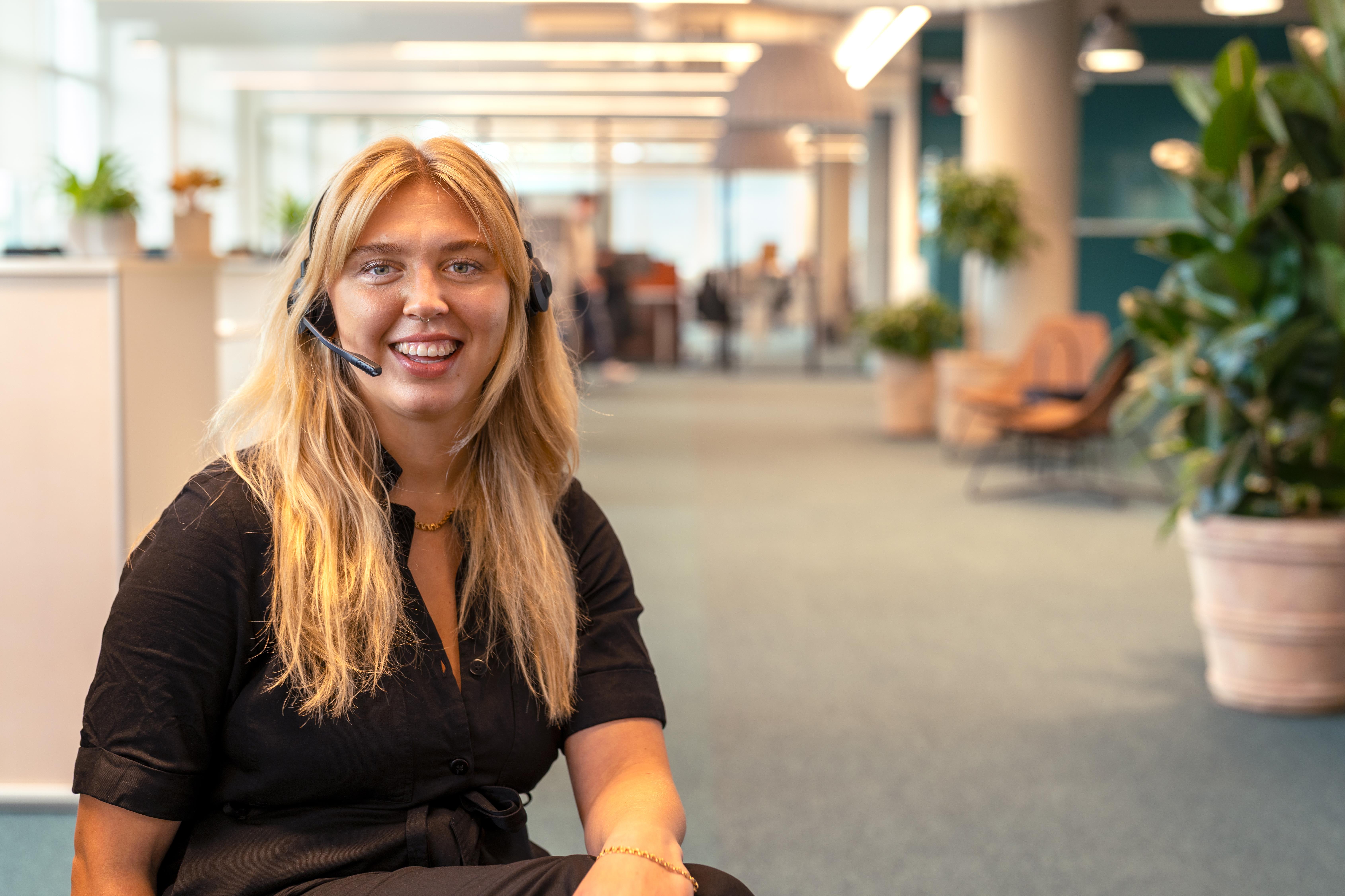 Person ställer in timer för tvättmaskin.