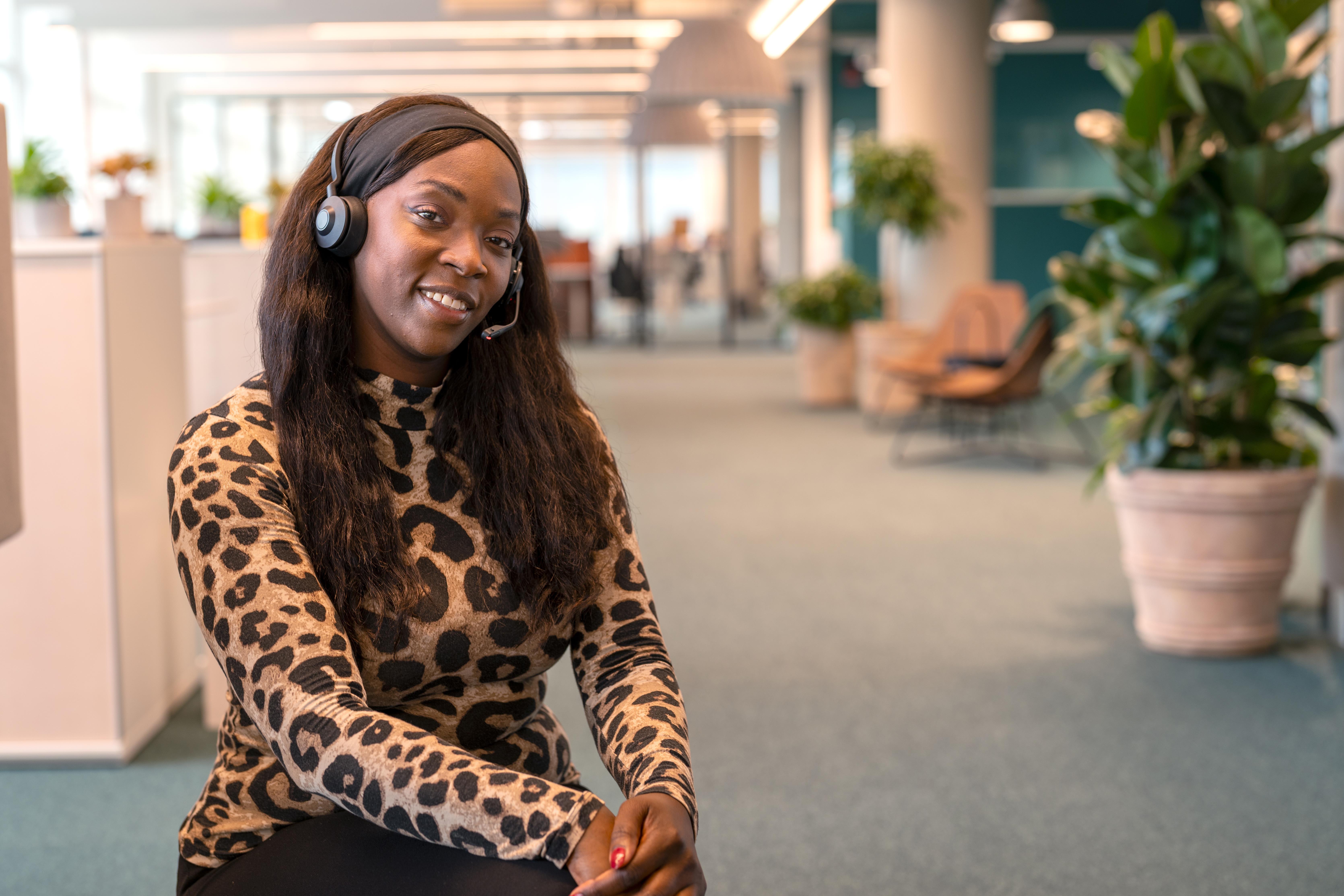 Person ställer in timer för tvättmaskin.