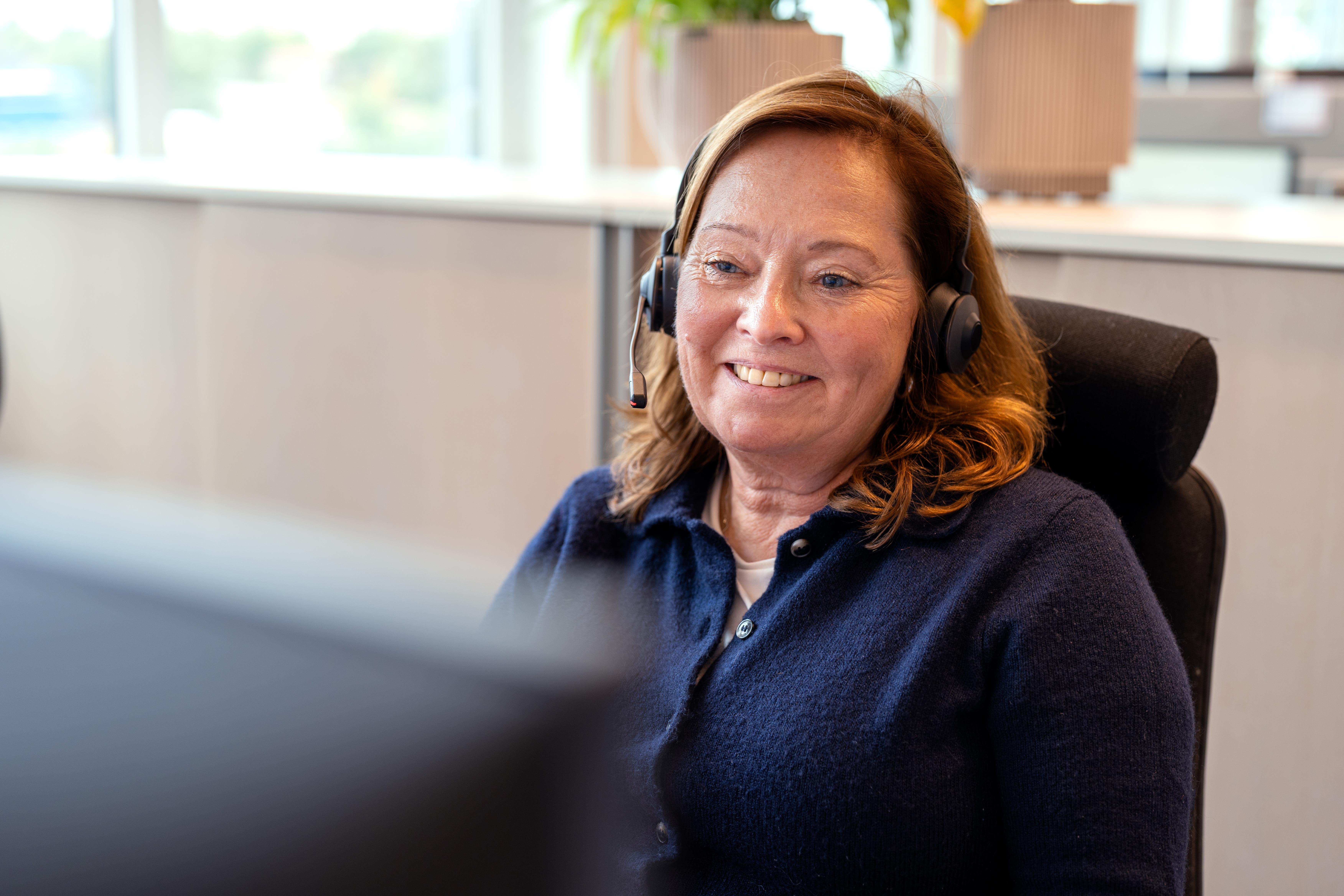 Person ställer in timer för tvättmaskin.