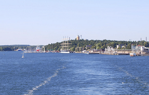 Vy av havet och Mariehamn, Åland.