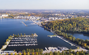 Vy över sjö, skog och båthamn. Lahtis är centralort i landskapet Päijänne-Tavastland.