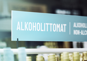 Skylt från finländska Alko med texten Alkoholittomat/alkoholfritt.