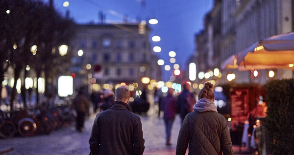 Man och kvinna promenerar i Köpenhamn på kvällen.