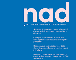 Bild av omslaget till NAD 2/2023, blå pärm med rosa text.