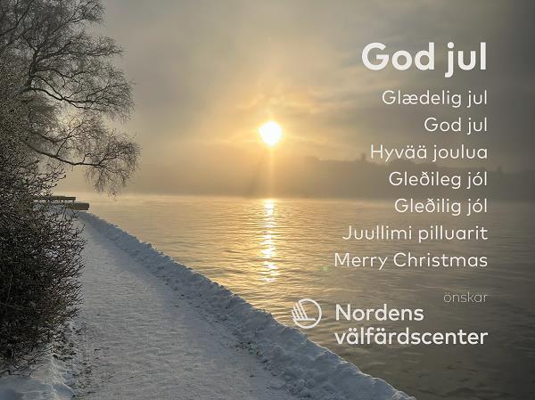 Julkort med snöig väg och vintersol och texten god jul på flera språk