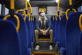 Ung man åker buss ensam