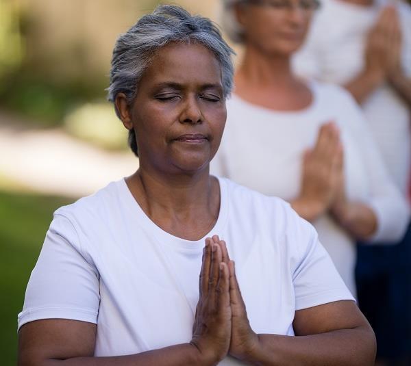 978 25120086 senior people meditating with closed eyes in prayer nyhetsbrev