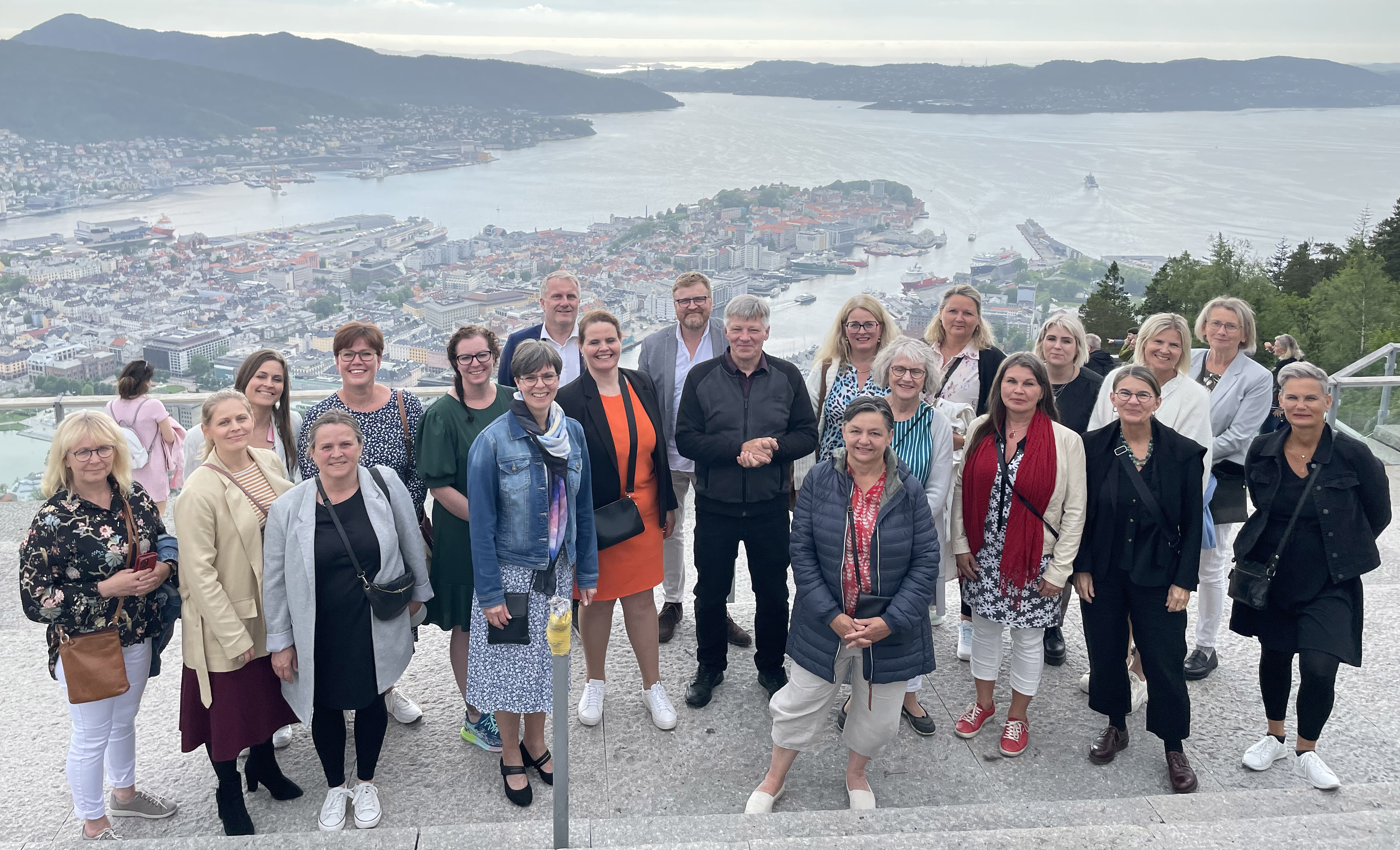  Deltagarna i Ledarforum fotograferade utomhus med utsikt över Bergen, Norge.