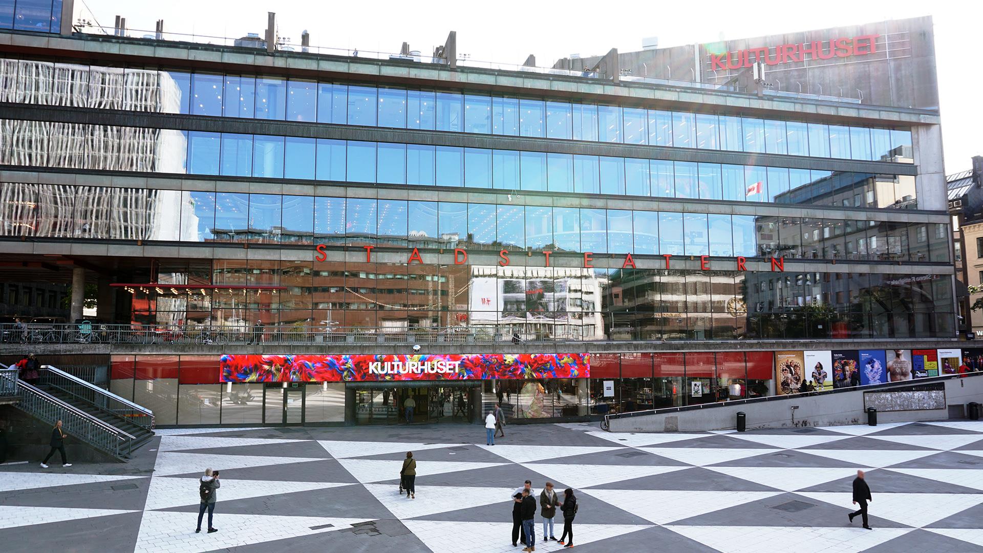 Kulturhuset mitt i city är för många av Stockholms mer kända byggnader med den stora glasfasaden, foto.