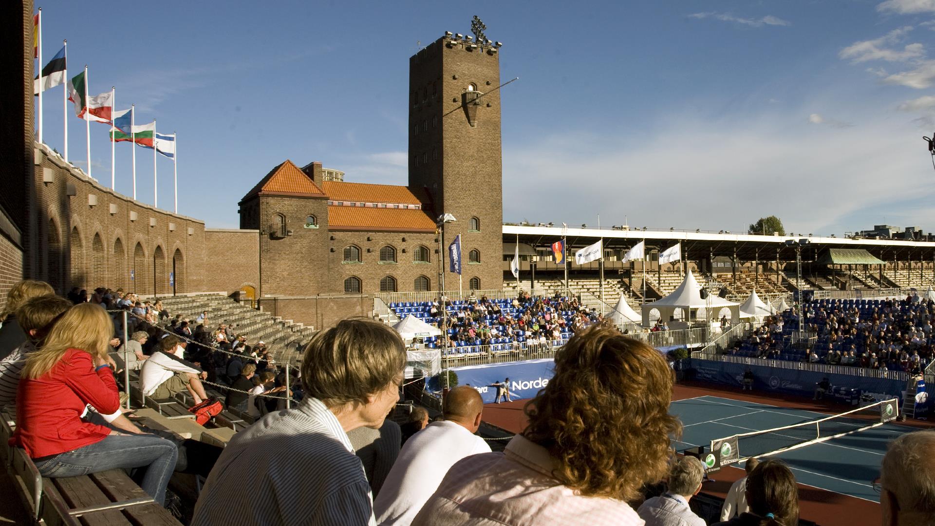 Publik tittar ut över Stadion där det pågår en tennismatch, foto.