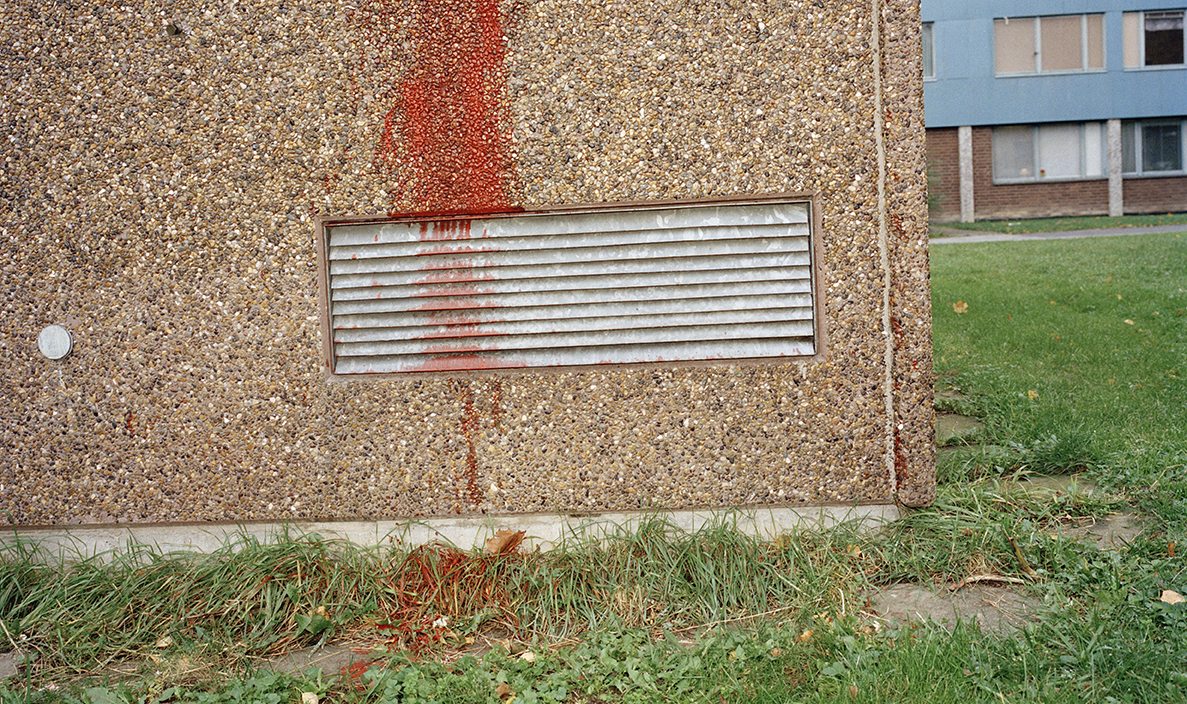 Väg med blodstänk i bostadshus (bild)