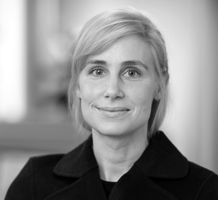 Svartvitt porträtt på blond kvinna (bild)