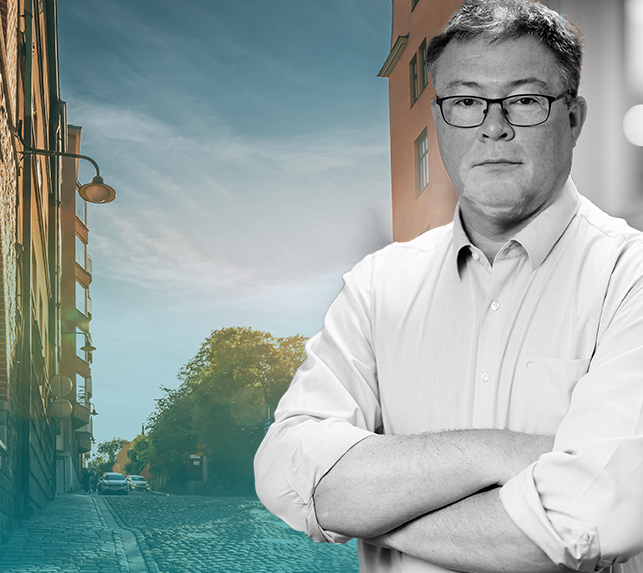 Man med händerna i kors i porträttbild (collage)