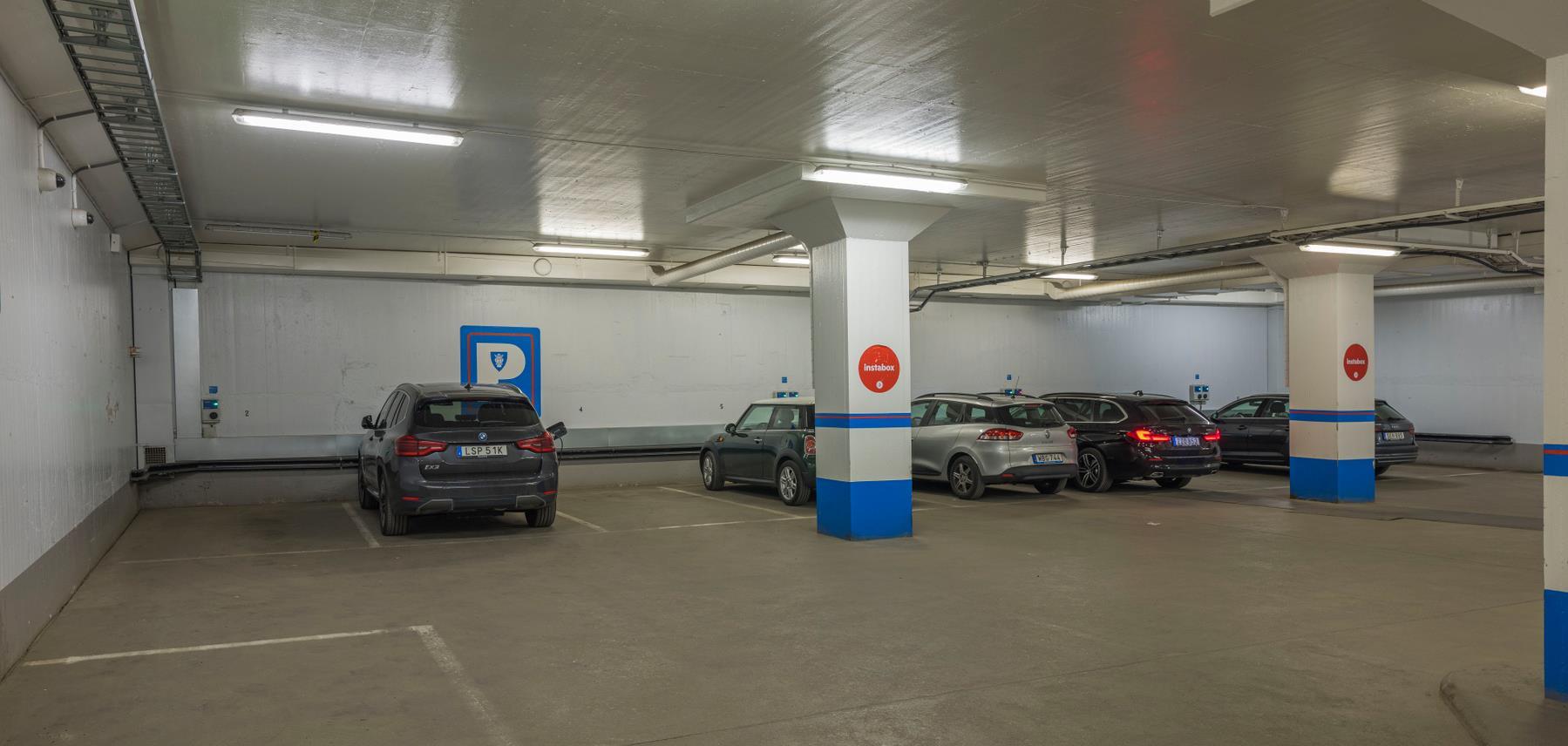 Garage i bergrum med enstaka bilar  Foto: MostPhotos