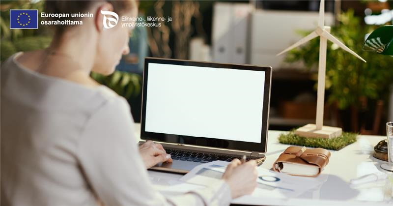 1954 henkil%C3%B6 tietokoneella 1200x628