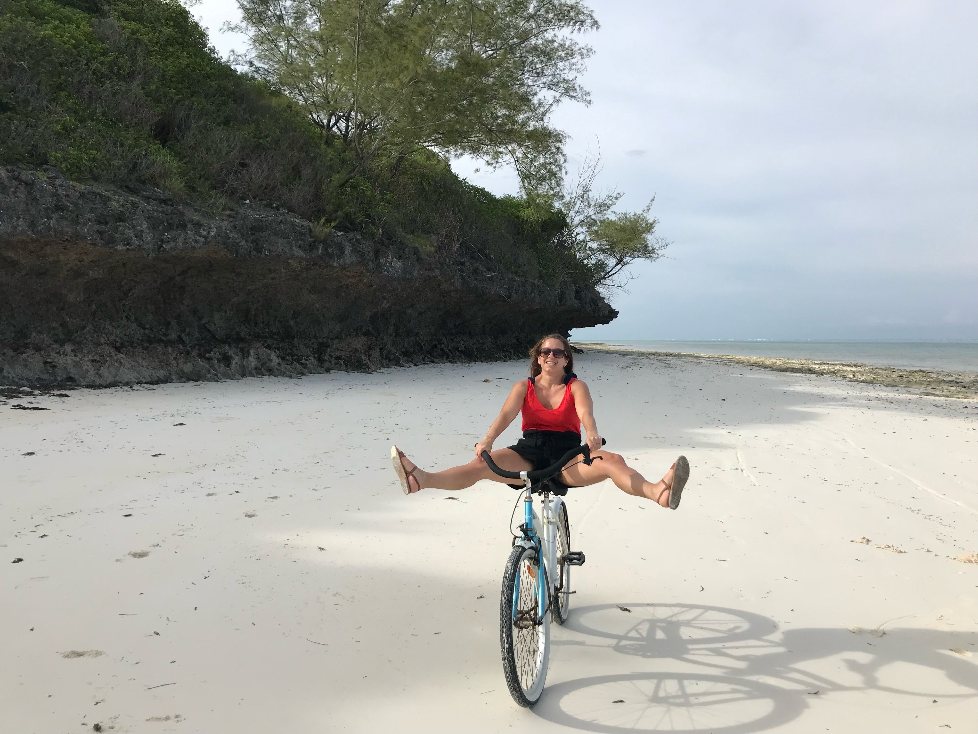 2028 Josefin p%c3%a5 cykel Zanzibar